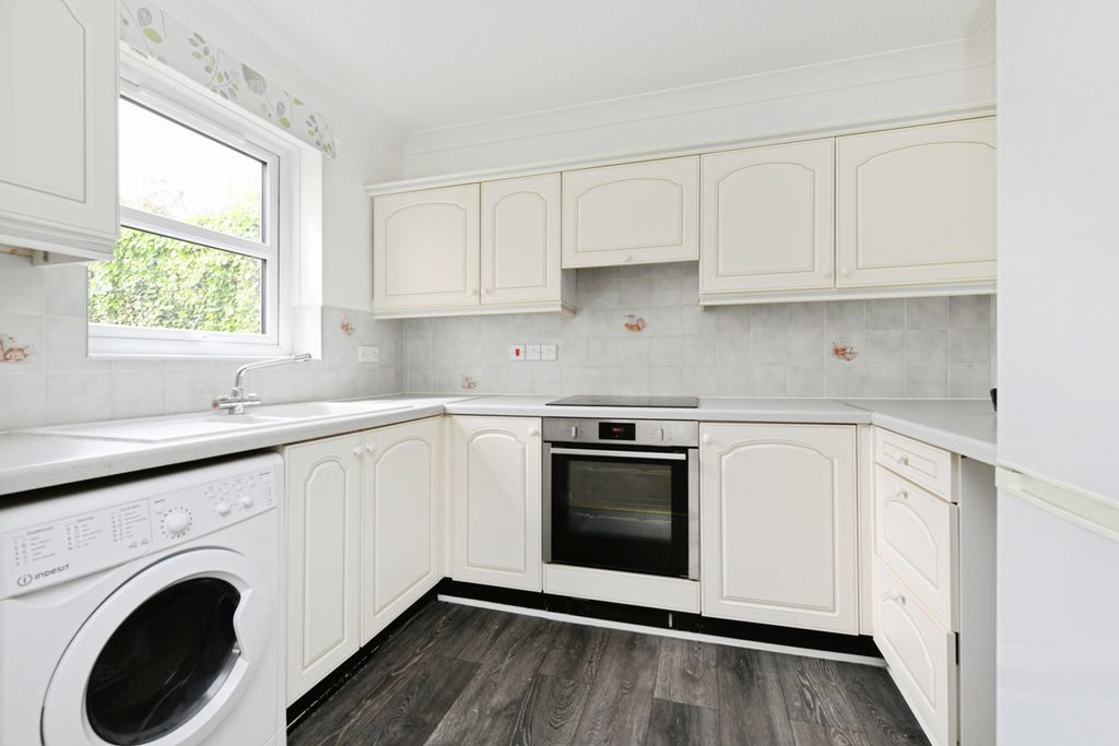 Property photo 3 of 11 Kitchen