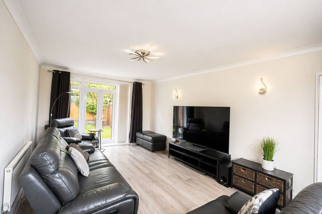 Property photo 3 of 17 Lounge