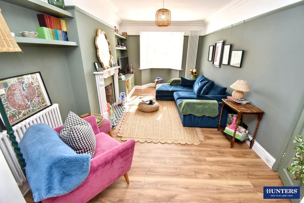 Property photo 3 of 17 Lounge