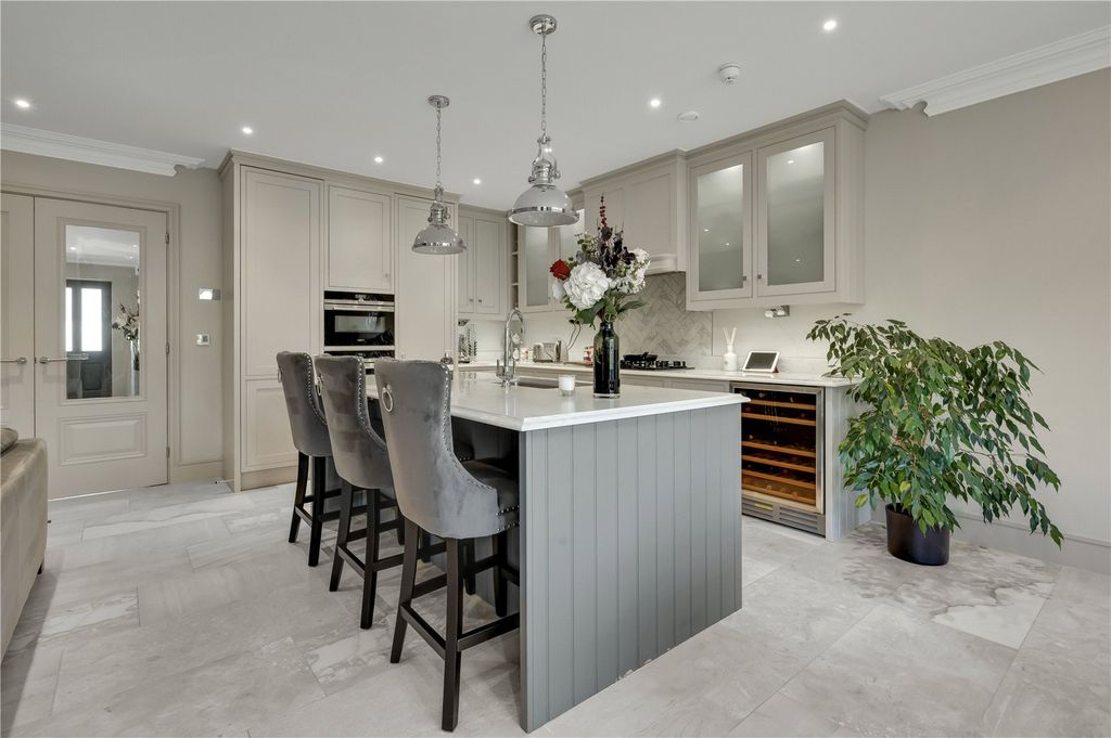Property photo 3 of 11 Kitchen