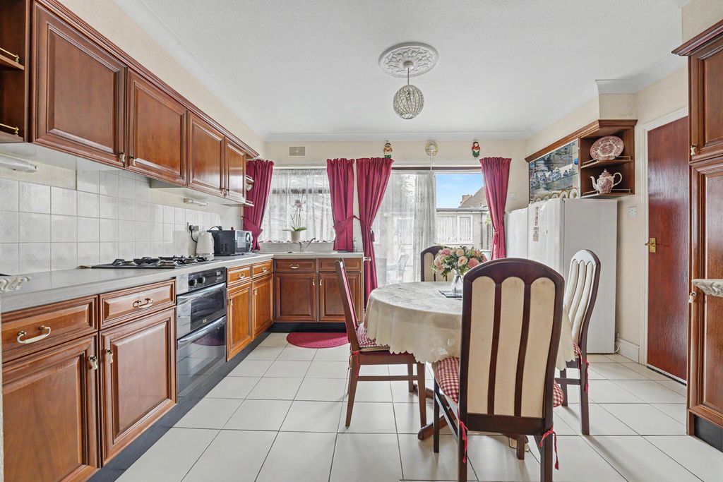 Property photo 3 of 28 Kitchen