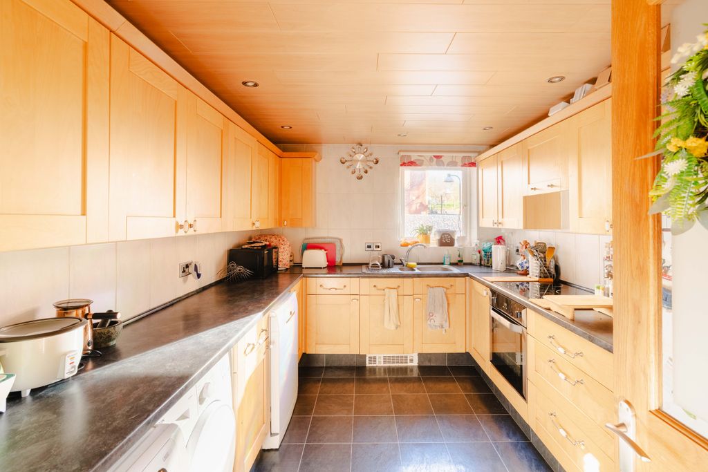 Property photo 3 of 8 7