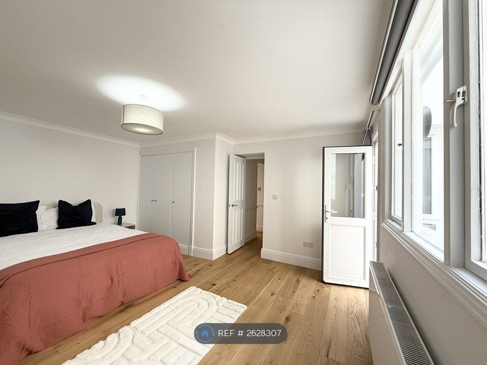 Property photo 2 of 18 Large Bedroom