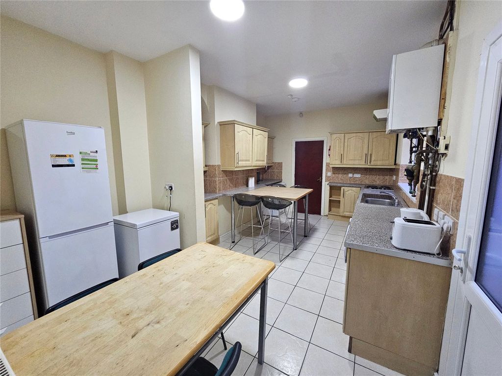 Property photo 2 of 11 Kitchen