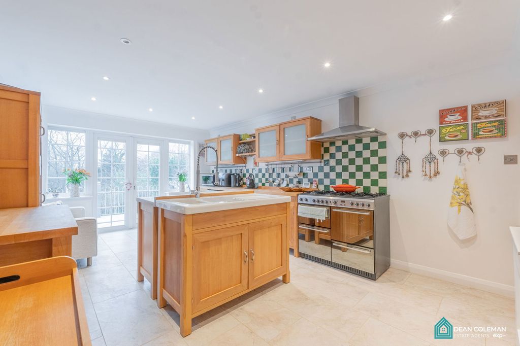 Property photo 2 of 28