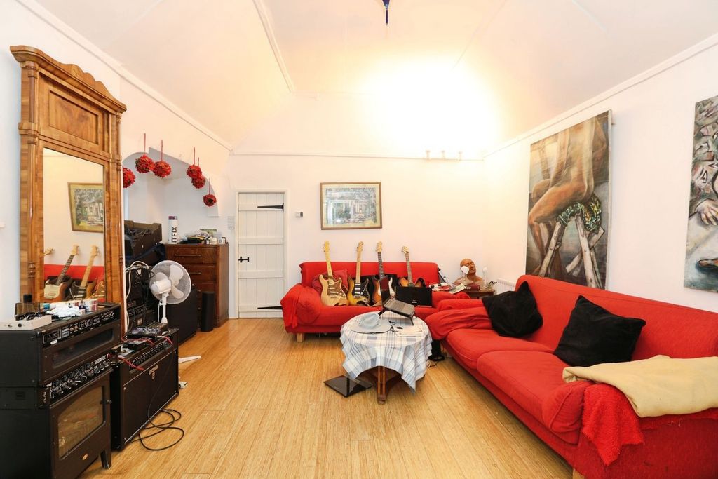 Property photo 2 of 19