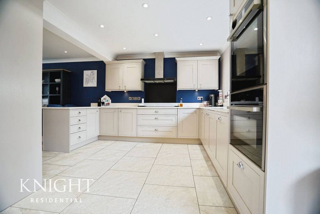 Property photo 2 of 39