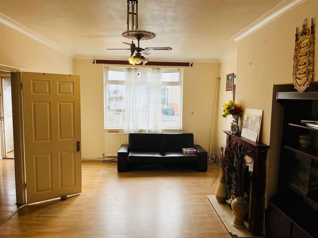 Property photo 2 of 11 Litchfield_Rd_Hall.Jpeg