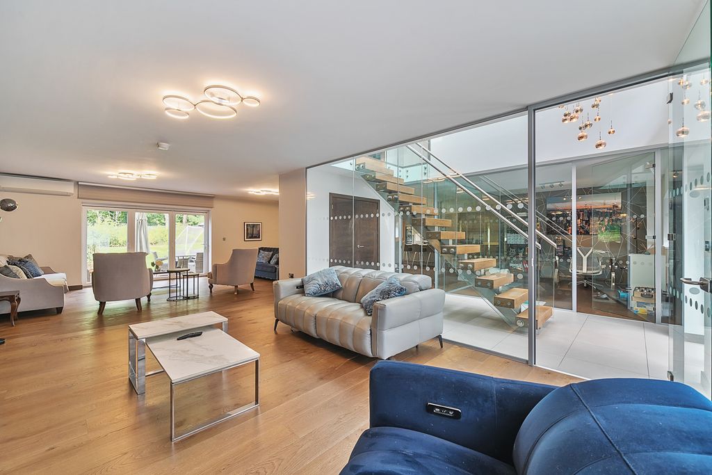 Property photo 3 of 33 Picture No. 25