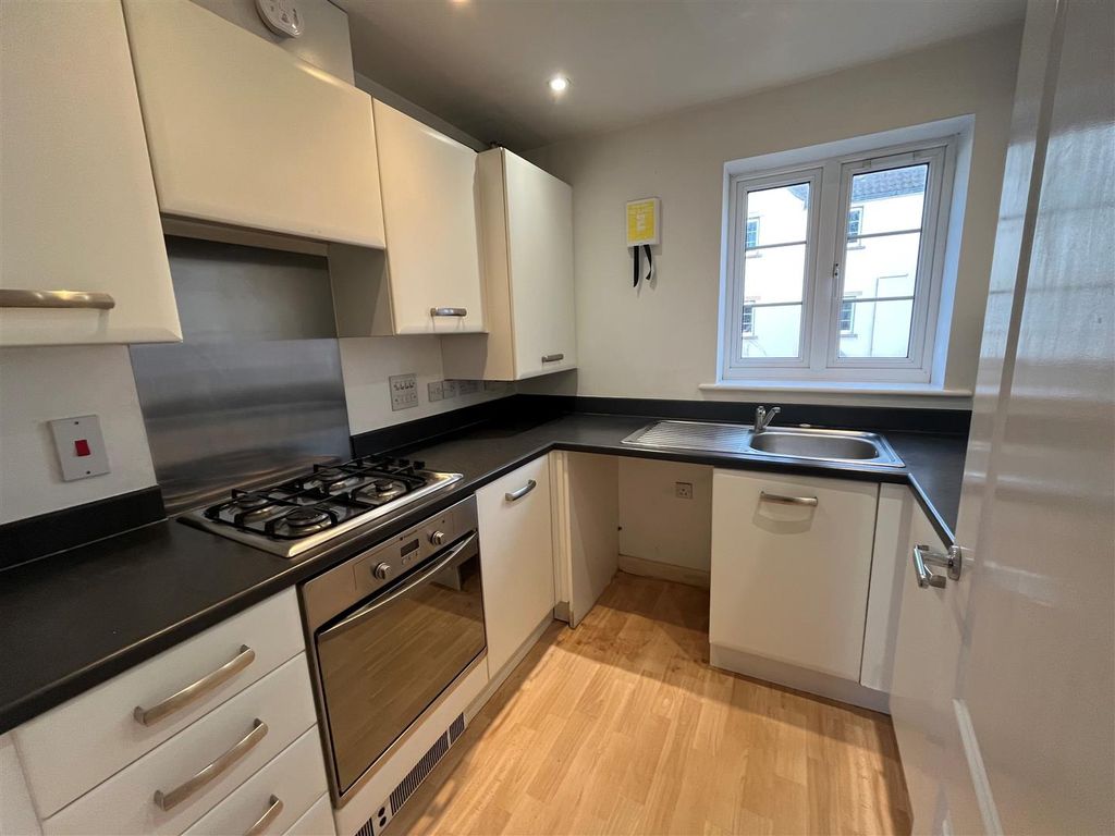 Property photo 2 of 11 Kitchen
