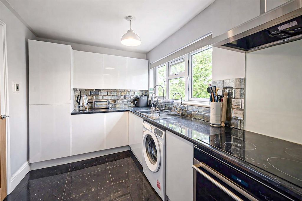 Property photo 2 of 9 File_000000003384720A96899F27Ea42B2Ed Kit.Jpg