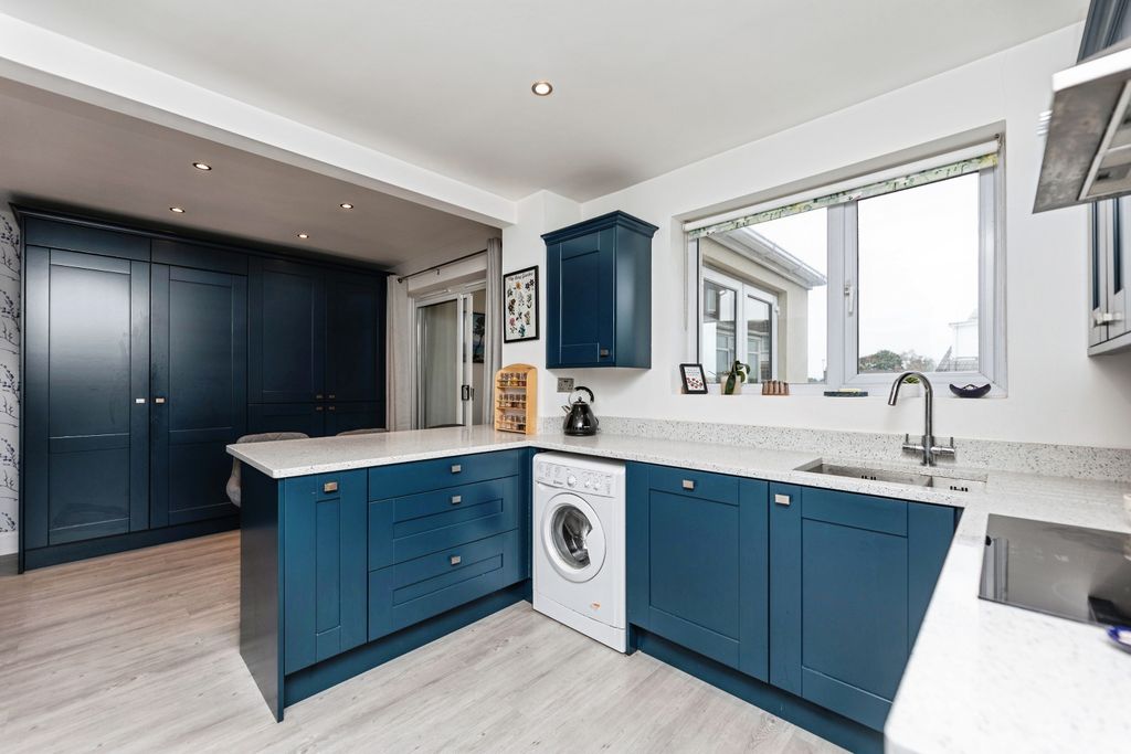 Property photo 3 of 15 Kitchen/Dining Room