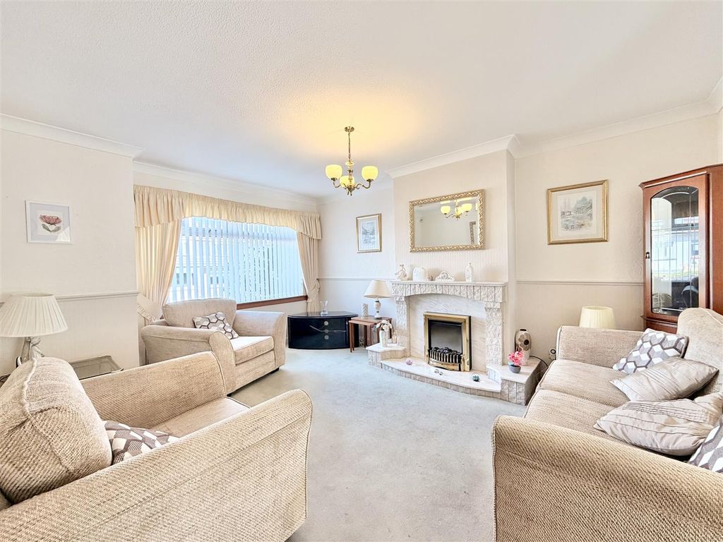 Property photo 2 of 16 Lounge