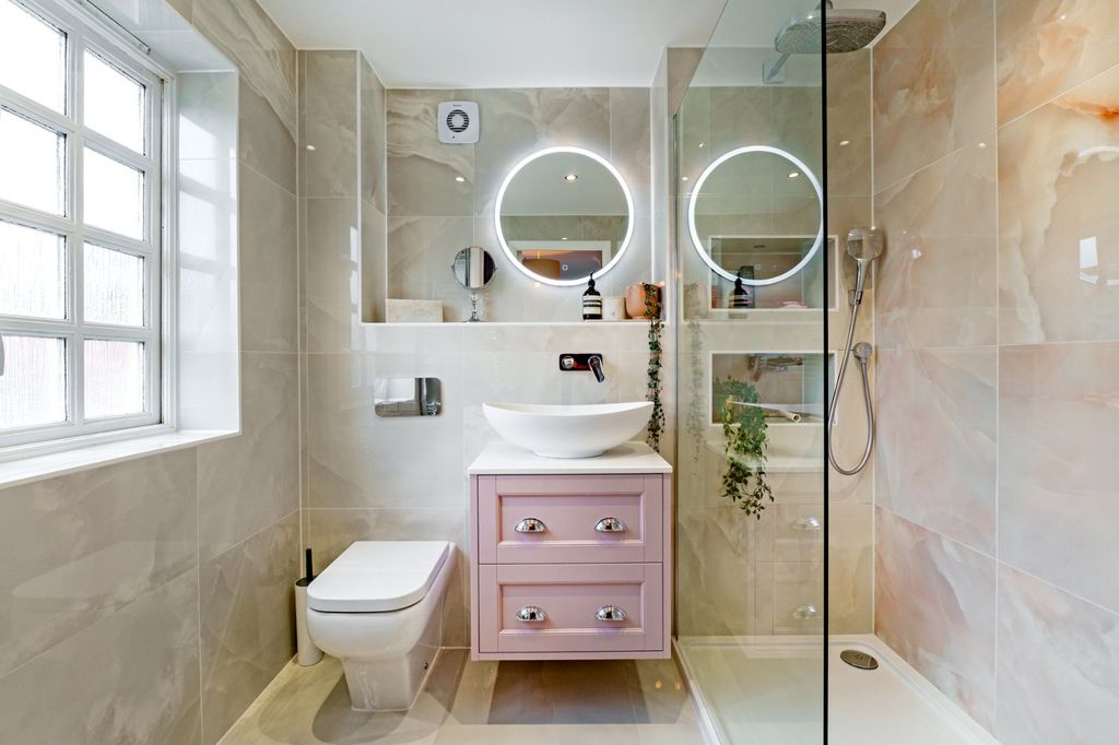 Property photo 3 of 14 Main En Suite