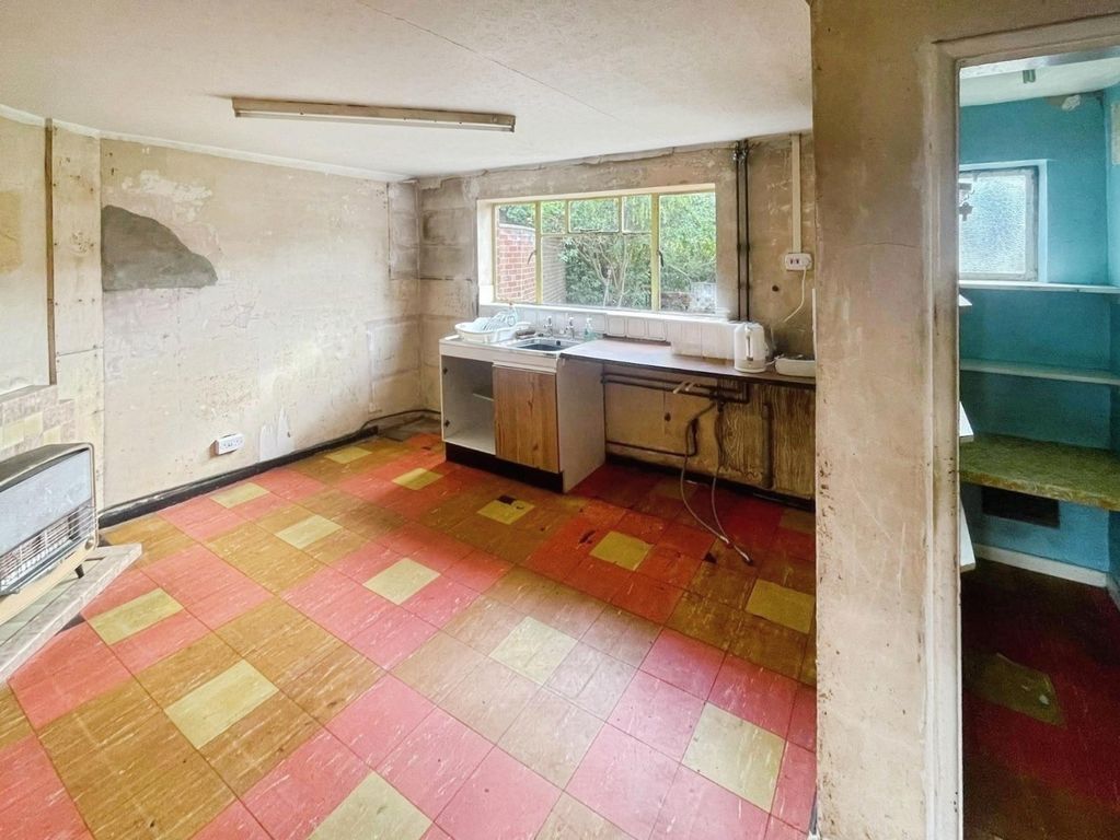 Property photo 3 of 11 Kitchen