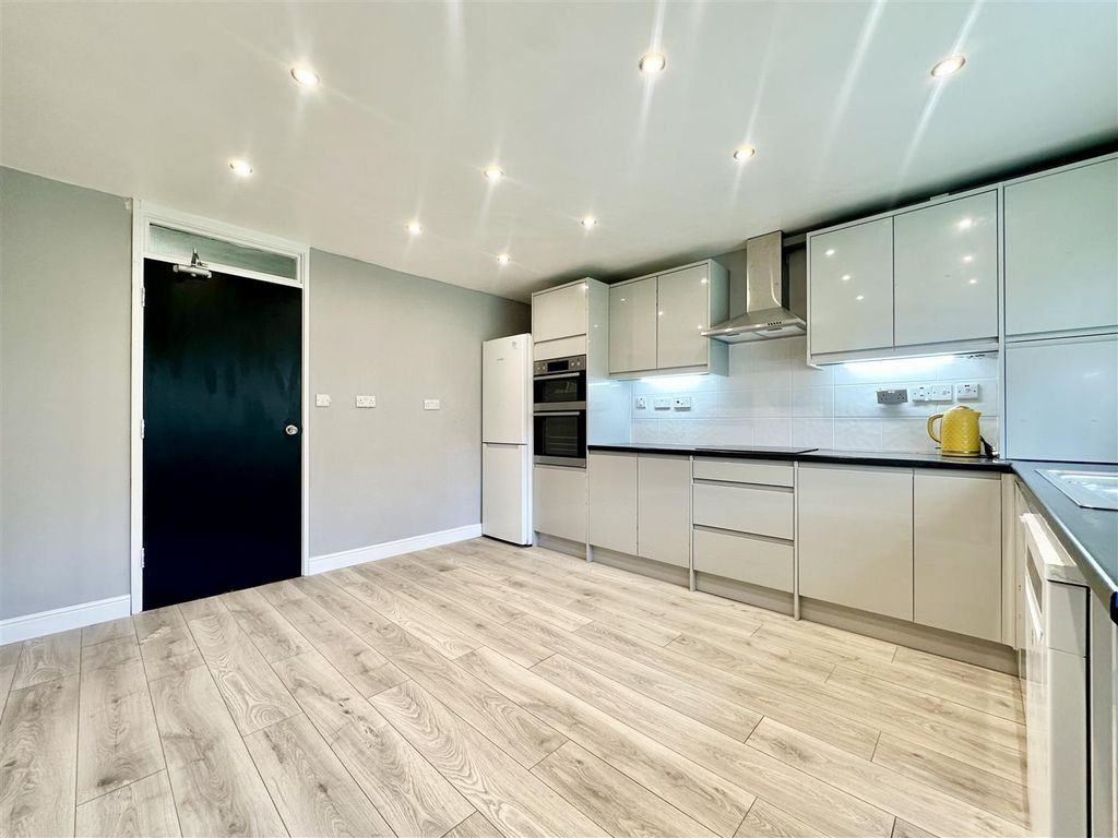 Property photo 3 of 14 Kitchen/Dining
