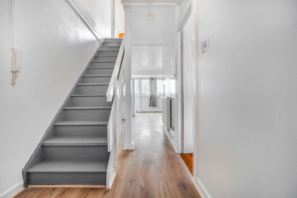 Property photo 3 of 11 Entryway