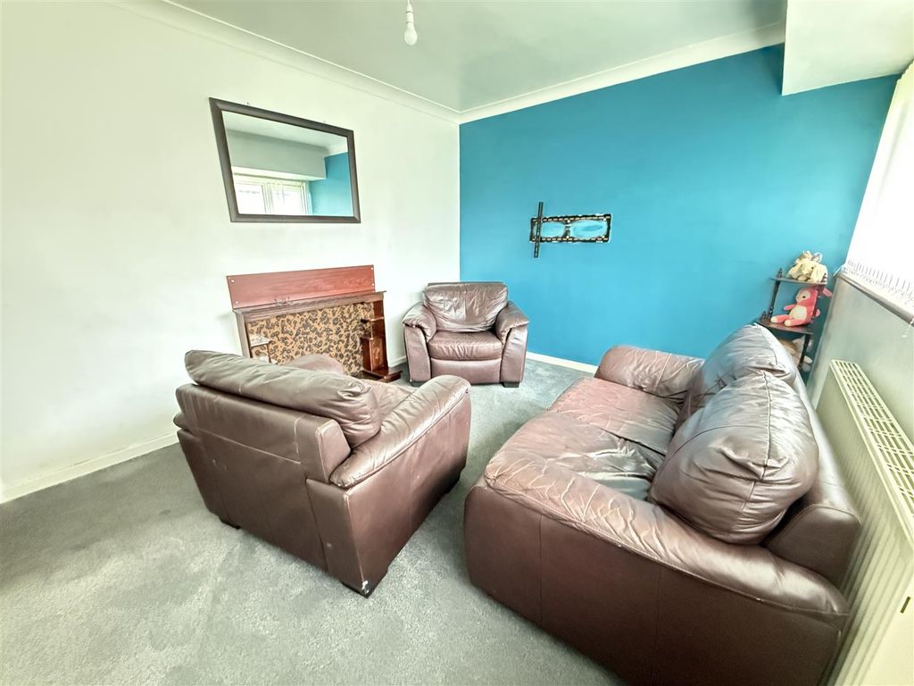 Property photo 2 of 11 160 Essex Road -2.Jpg