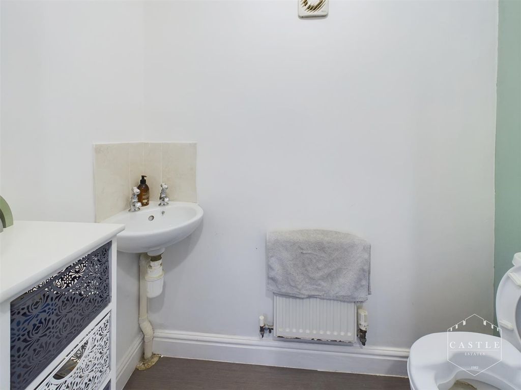 Property photo 2 of 18 Guest Cloakroom