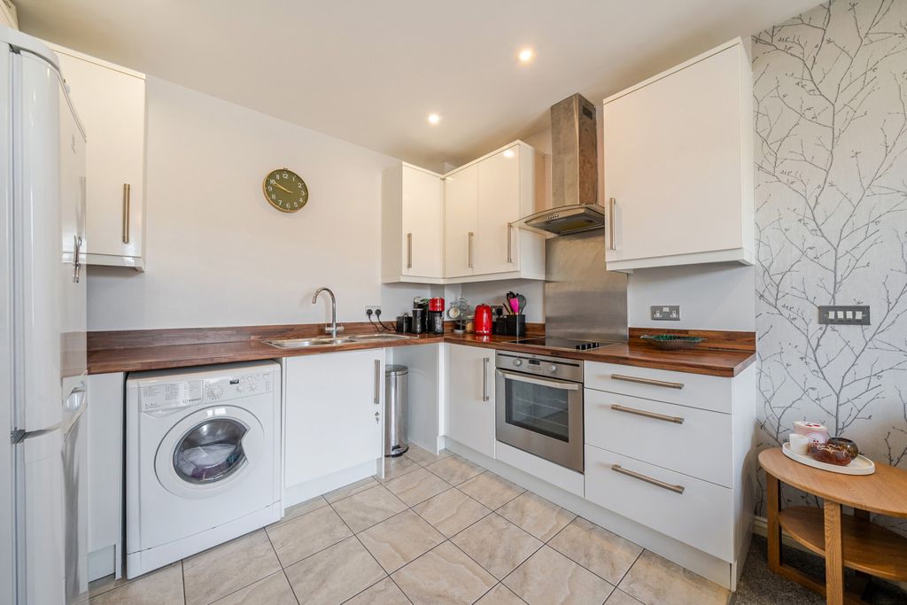 Property photo 3 of 11 Kitchen