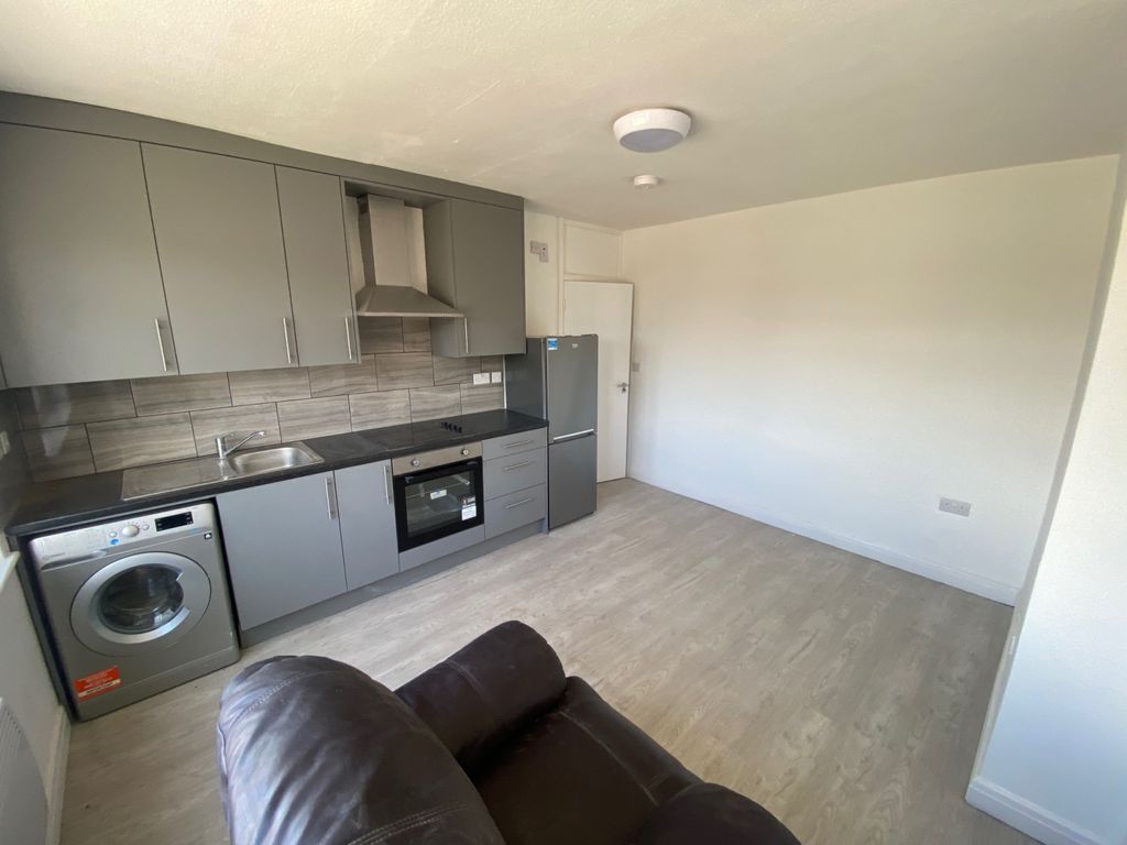 Property photo 1 of 7 First Floor Flat, Green Parade, Whitton Road, Tw3 2En