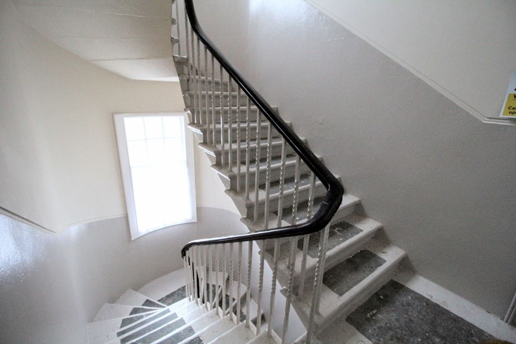 Property photo 3 of 13 Stairwell