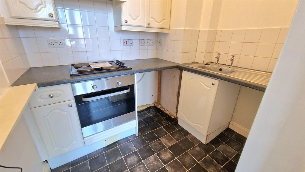 Property photo 3 of 8 Kitchen