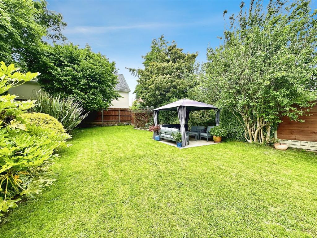 Property photo 2 of 18 Gardens