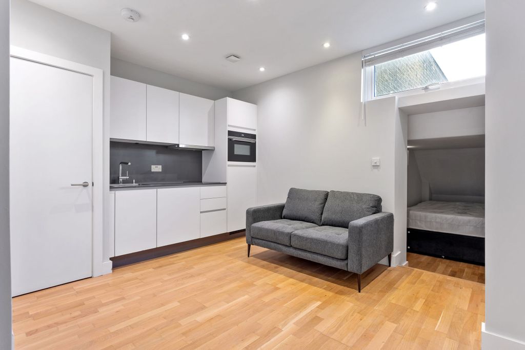 Property photo 3 of 21 Living_Room