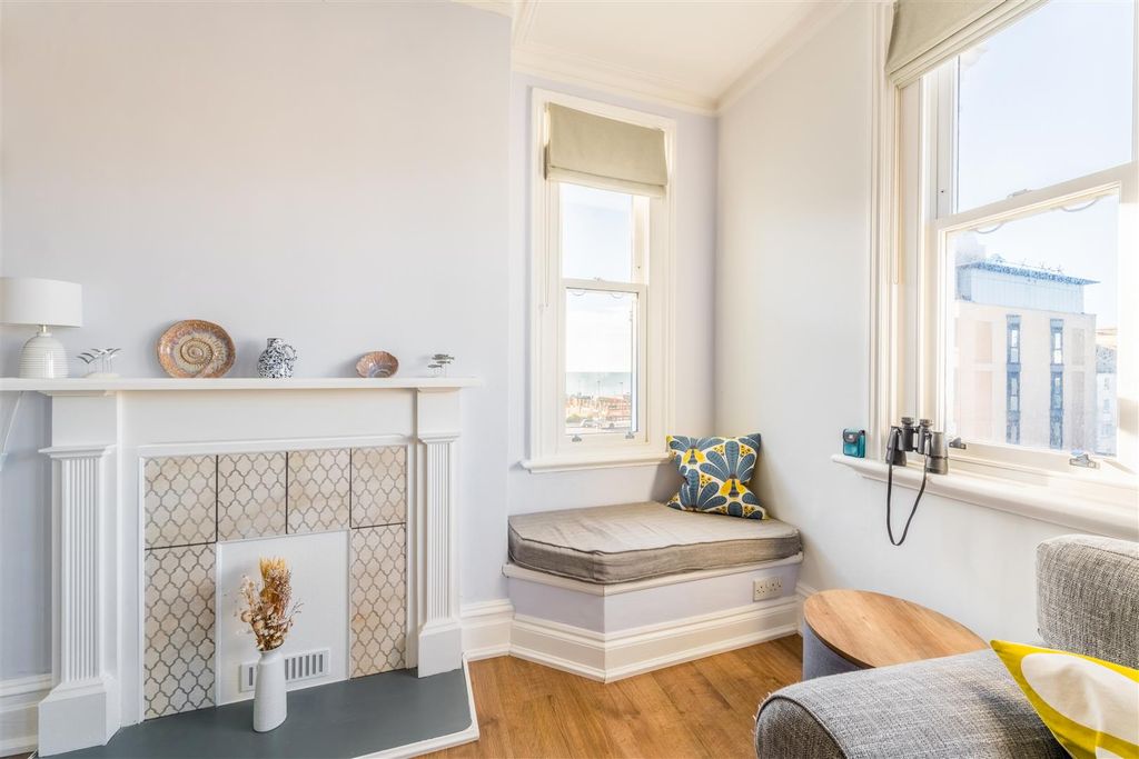 Property photo 3 of 21 Flat 3, 1 Sackville Gardens-10.Jpg