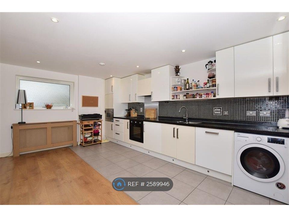 Property photo 3 of 12 Kitchen