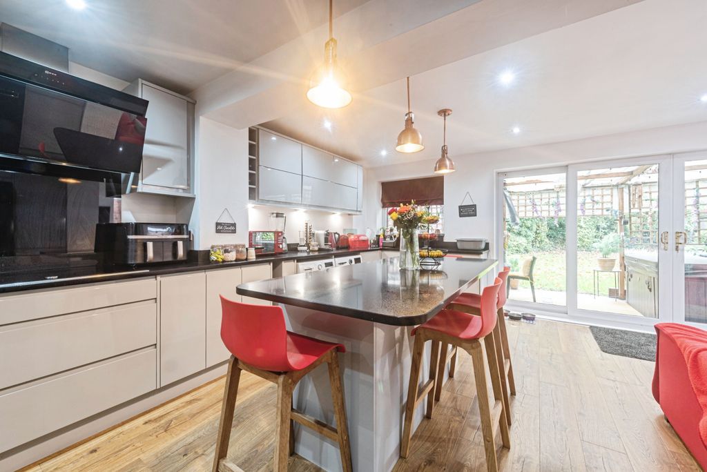 Property photo 3 of 34 Kitchen