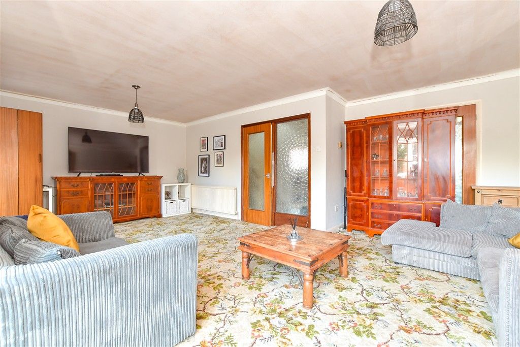 Property photo 3 of 14 Lounge