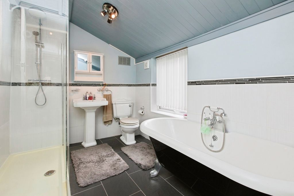 Property photo 3 of 17 Bathroom