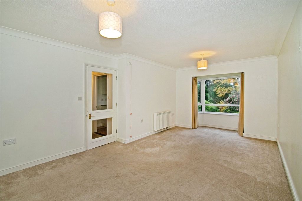 Property photo 3 of 12 Lounge