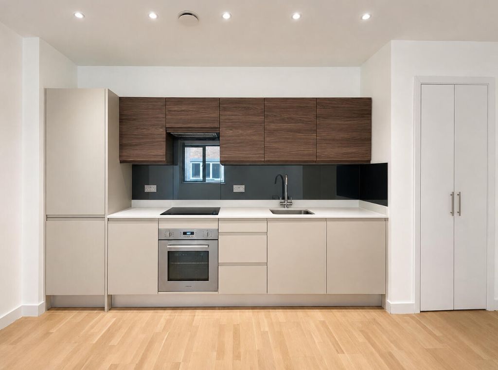Property photo 3 of 8 Kitchen