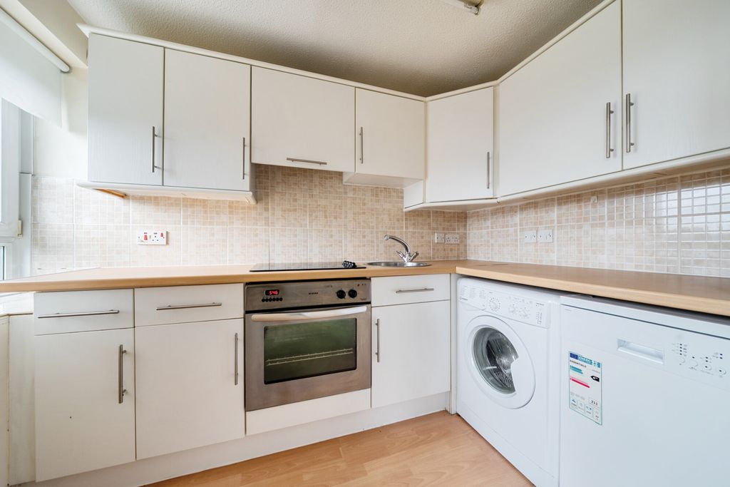Property photo 3 of 10 Kitchen