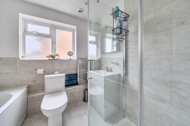 Property photo 3 of 19 Bathroom