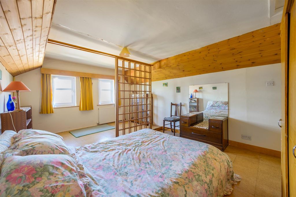 Property photo 3 of 28 Bedroom Four
