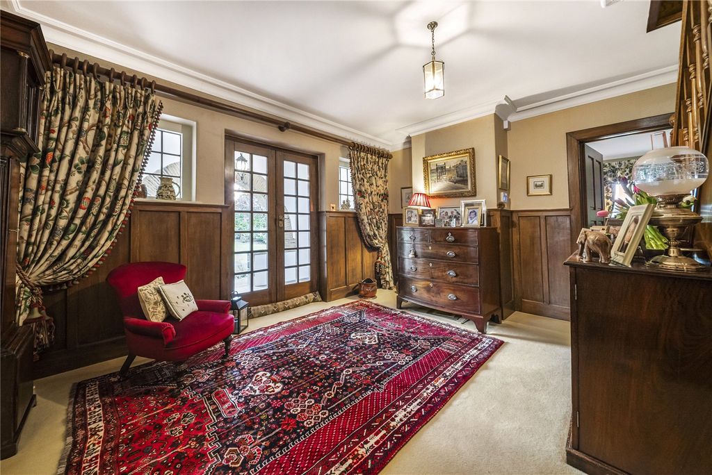 Property photo 3 of 23 Entrance Hall