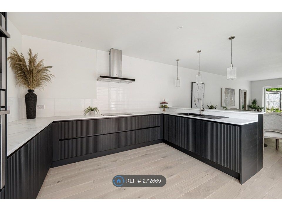 Property photo 2 of 7 Kitchen