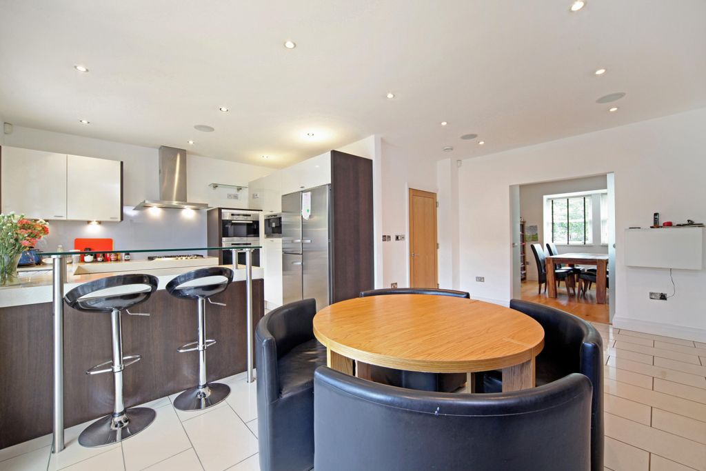 Property photo 3 of 23 Kitchen/Breakfast...