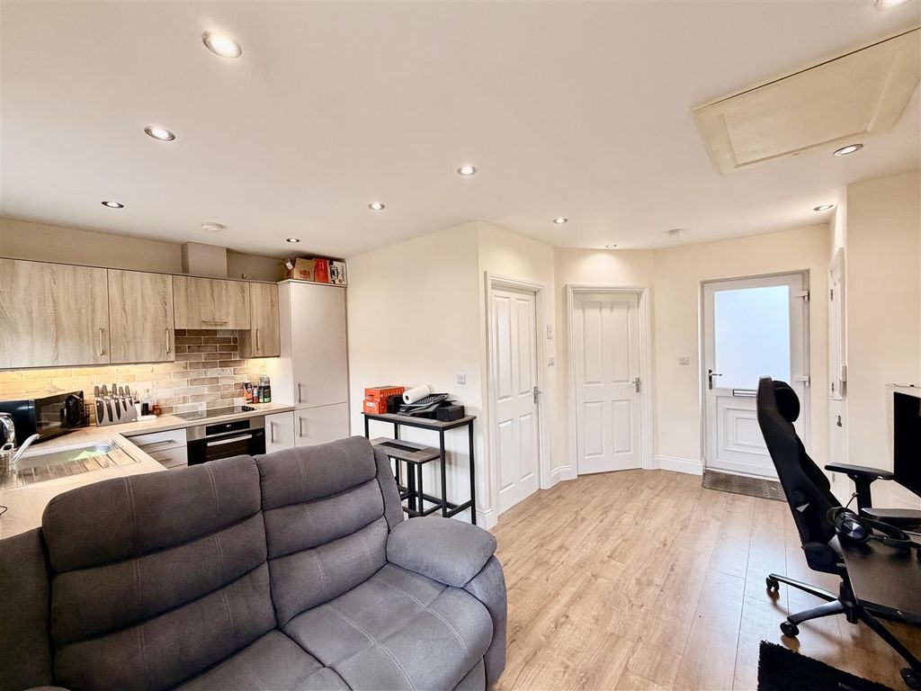 Property photo 3 of 9 3