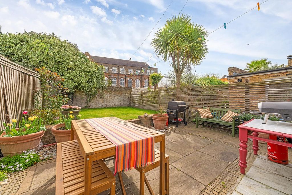 Property photo 3 of 17 Garden (1).Jpg