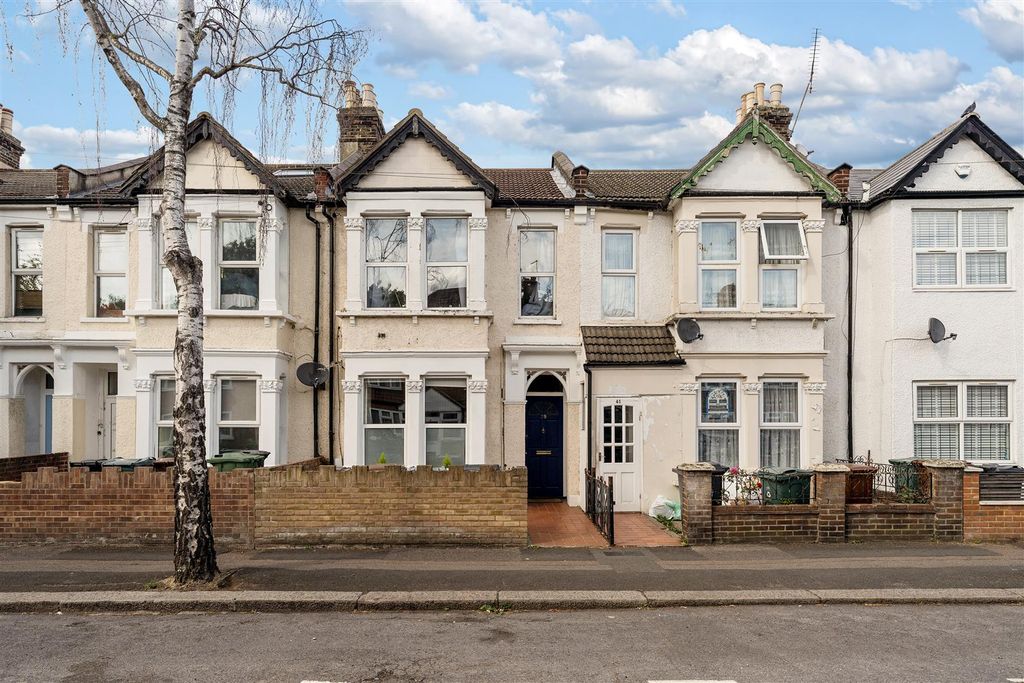 Property photo 1 of 17 Brookscroft Road E17