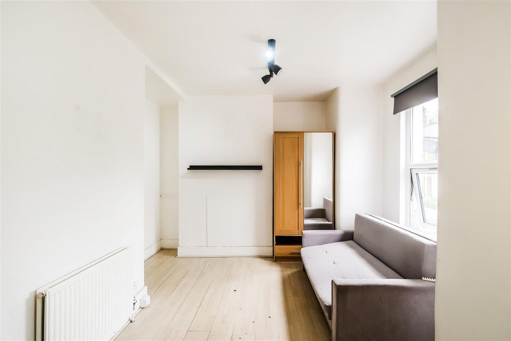 Property photo 3 of 12 4 Addison Road E11 2Rg Studio Flat-3.Jpg