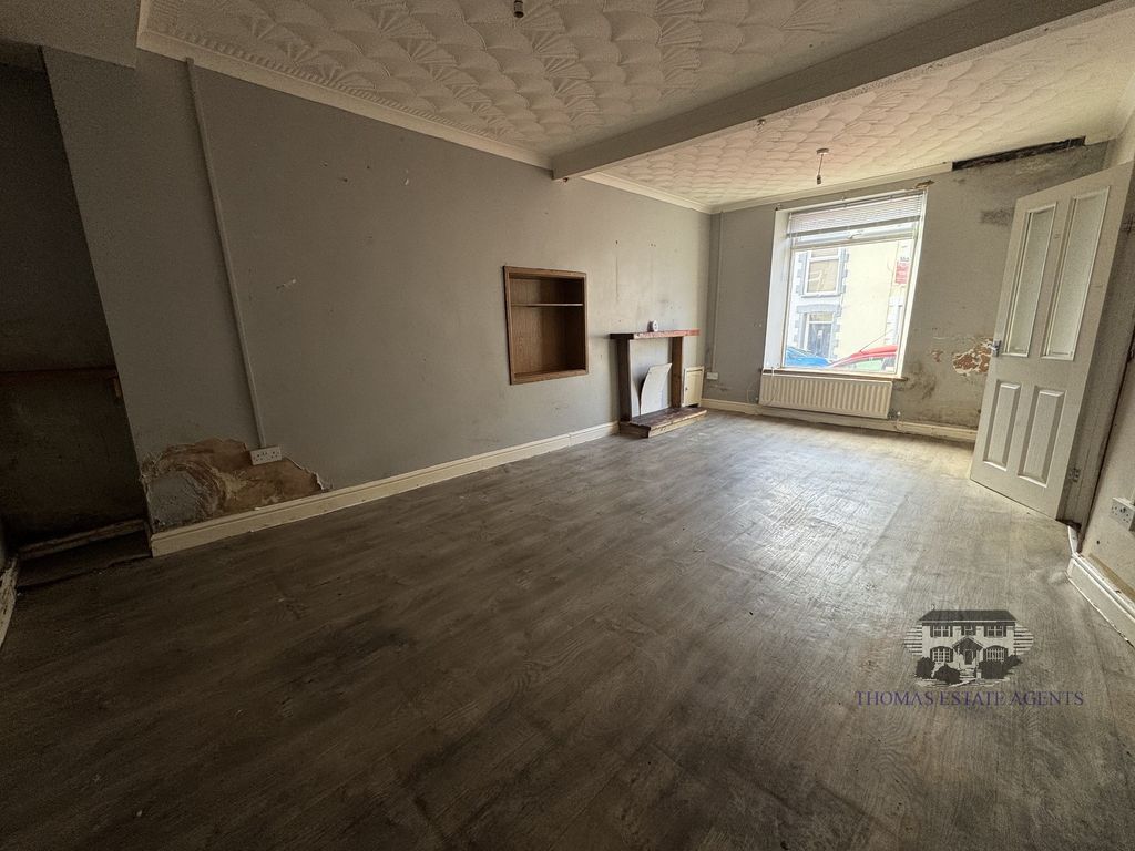 Property photo 3 of 13 Lounge