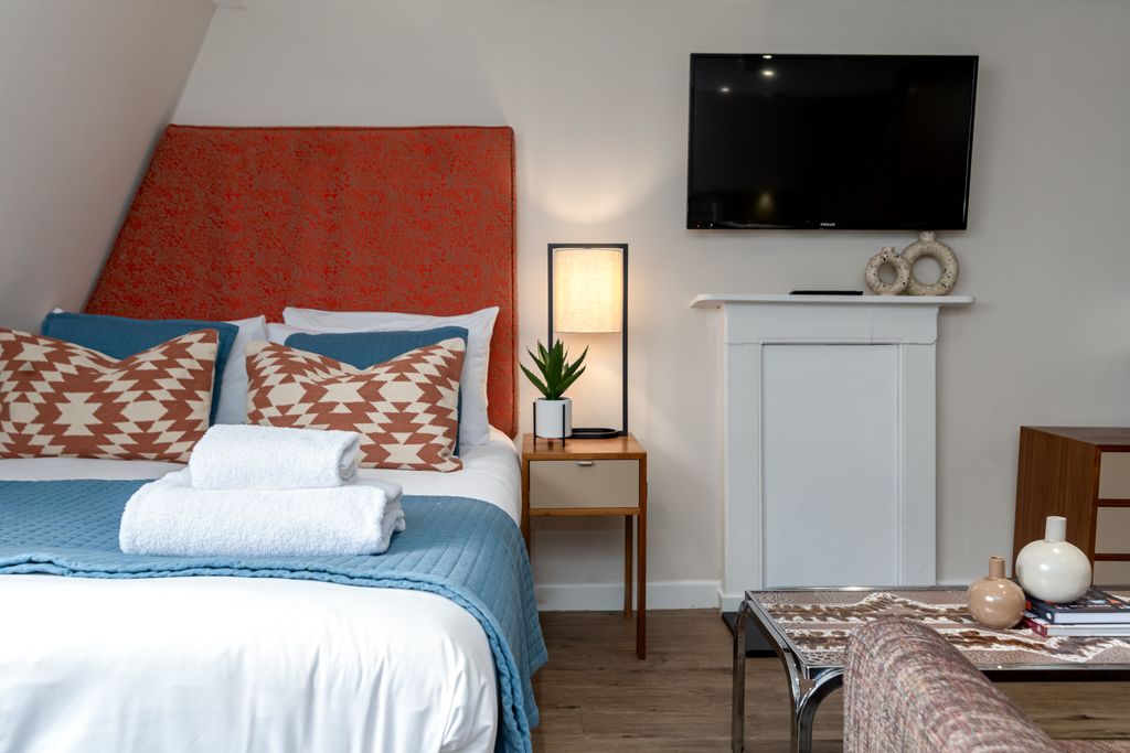 Property photo 2 of 9 Charlotte_S Rise (HQ) (12 Of 22).Jpg