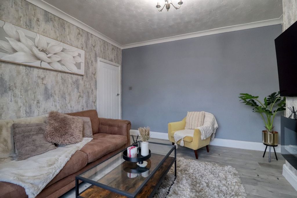 Property photo 3 of 12 Lounge