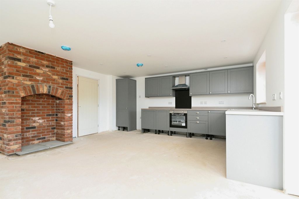 Property photo 2 of 12 Kitchen